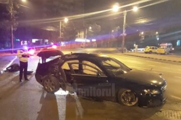 Șoferul nu a mai putut controla mașina și a lovit puternic un stâlp de beton de pe trotuar