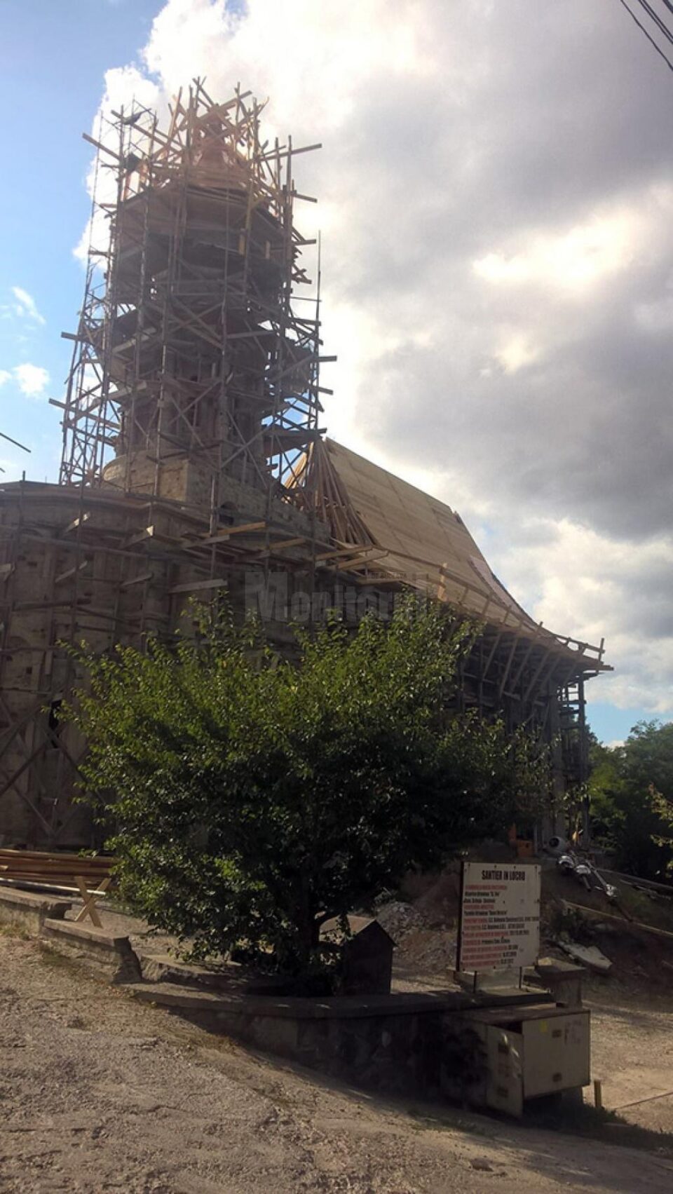 Biserica din care s-a furat tabla de acoperiș