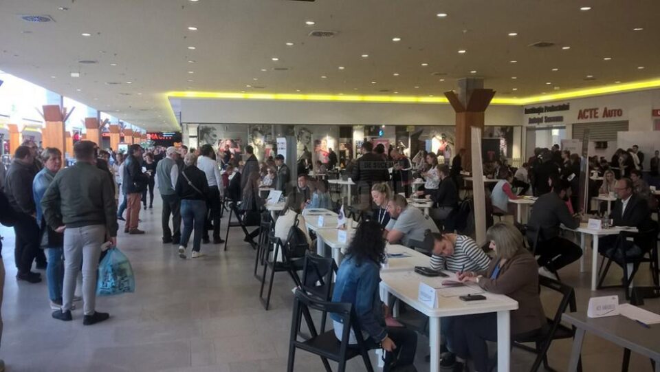 La bursa din Suceava s-au oferit aproape 500 de locuri de muncă