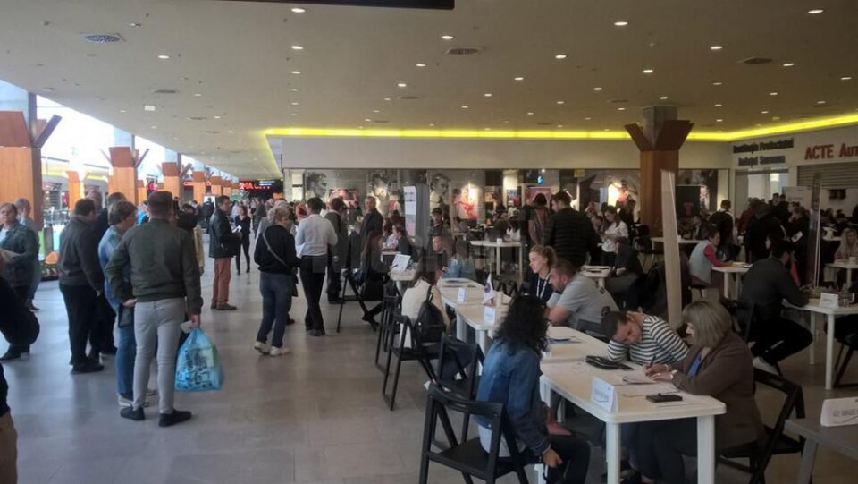 La bursa din Suceava s-au oferit aproape 500 de locuri de muncă