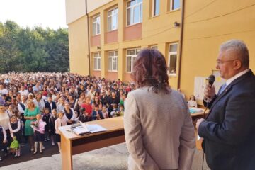 Primarul Ion Lungu a precizat că pentru acordarea burselelor elevilor a fost prevăzută suma de 570.000 de lei