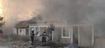 Incendiu de vegetație, extins la construcții, în Dărmănești