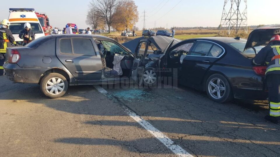 Cinci persoane au fost rănite în urma unui accident cu trei autoturisme implicate