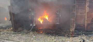 Incendiu de vegetație, extins la construcții, în Dărmănești