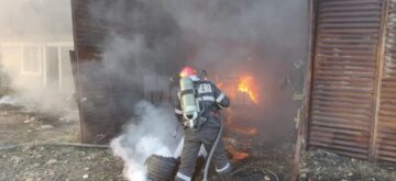 Incendiu de vegetație, extins la construcții, în Dărmănești
