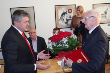 Maestrul Radu Bercea primind titlul de ”Cetățean de Onoare” al municipiului Fălticeni
