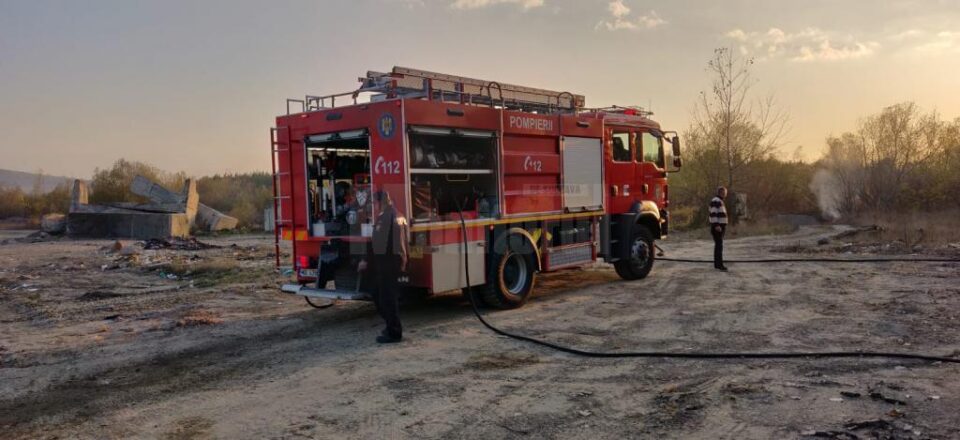 Incendiu de vegetație, extins la construcții, în Dărmănești Incendiu de vegetație, extins la construcții, în Dărmănești