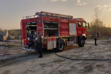 Incendiu de vegetație, extins la construcții, în Dărmănești