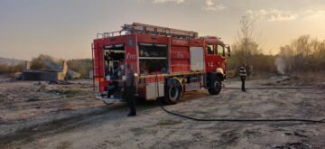 Incendiu de vegetație, extins la construcții, în Dărmănești