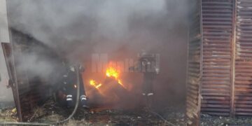 Incendiu de vegetație, extins la construcții, în Dărmănești