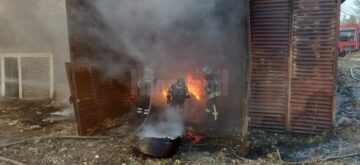 Incendiu de vegetație, extins la construcții, în Dărmănești