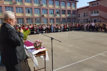 Primarul Ion Lungu a precizat că pentru acordarea burselor elevilor a fost prevăzută suma de 570.000 de lei