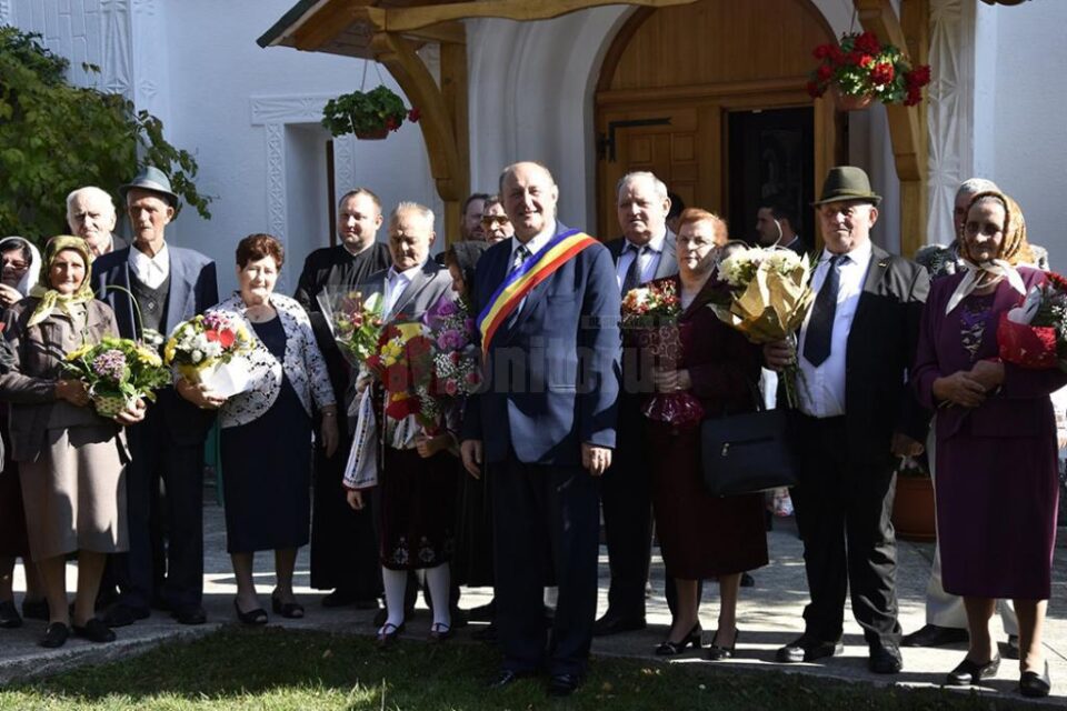 Primarul Vasile Andriciuc alături de cuplurile care au împlinit 50 de ani de căsătorie