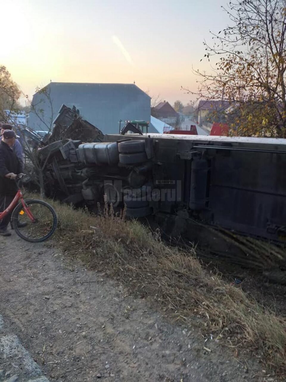 Accident violent, cu un tir răsturnat în curbă, la Milișăuți