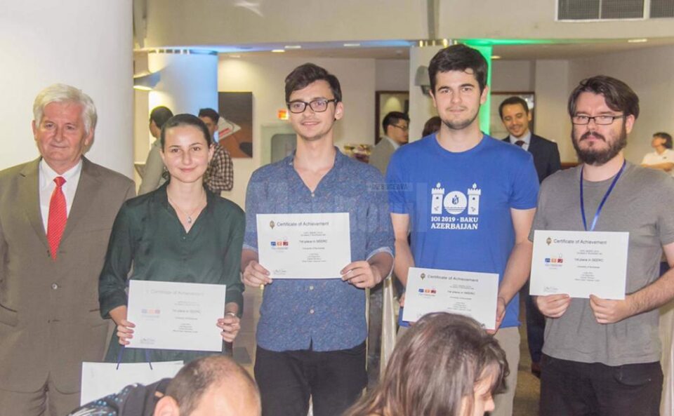 Universitarul Nicolae Tapus, alături de echipa calificată în finală și antrenorul rădăuțean Mihai Calancea