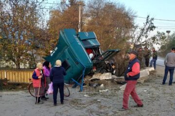 Accident violent, cu un tir răsturnat în curbă, la Milișăuți