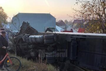 Tirul a fost scăpat de sub control de șofer într-o curbă, răsturnându-se la marginea drumului