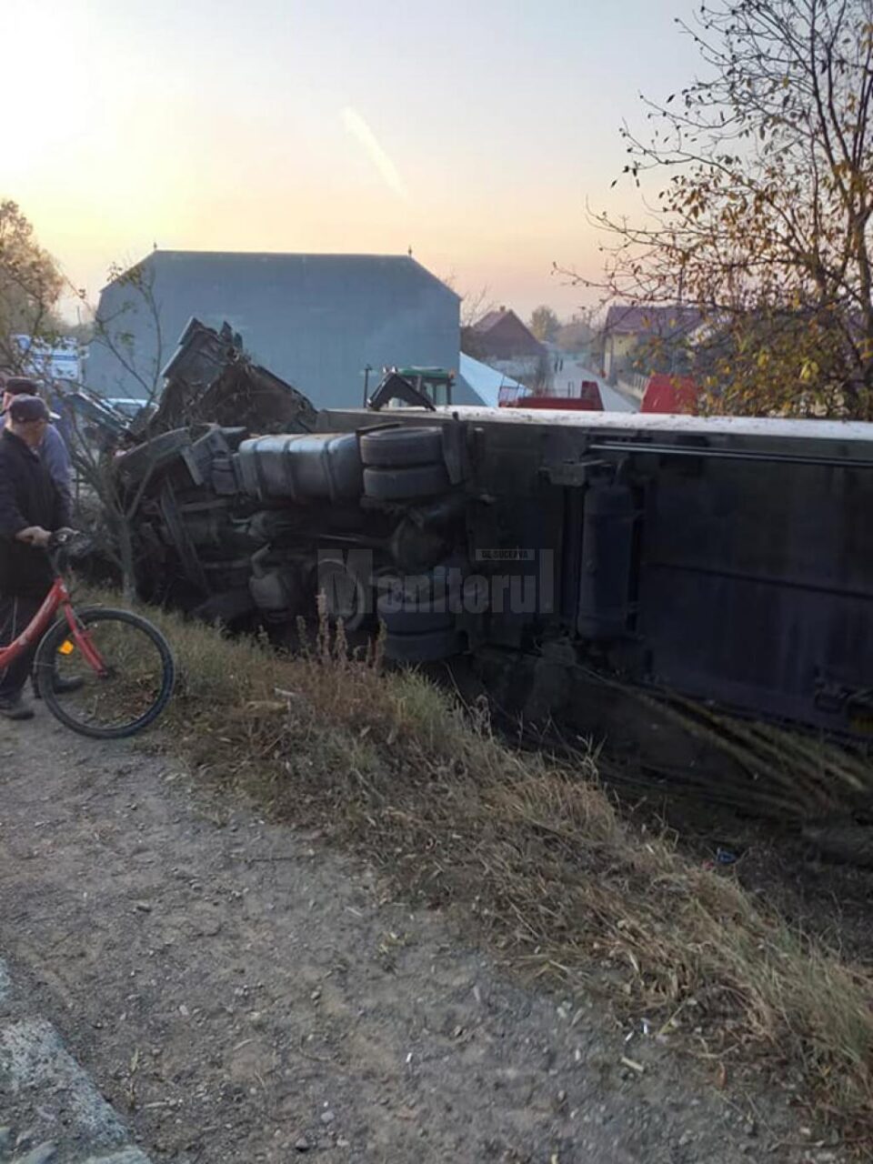 Tirul a fost scăpat de sub control de șofer într-o curbă, răsturnându-se la marginea drumului Tirul a fost scăpat de sub control de șofer într-o curbă, răsturnându-se la marginea drumului