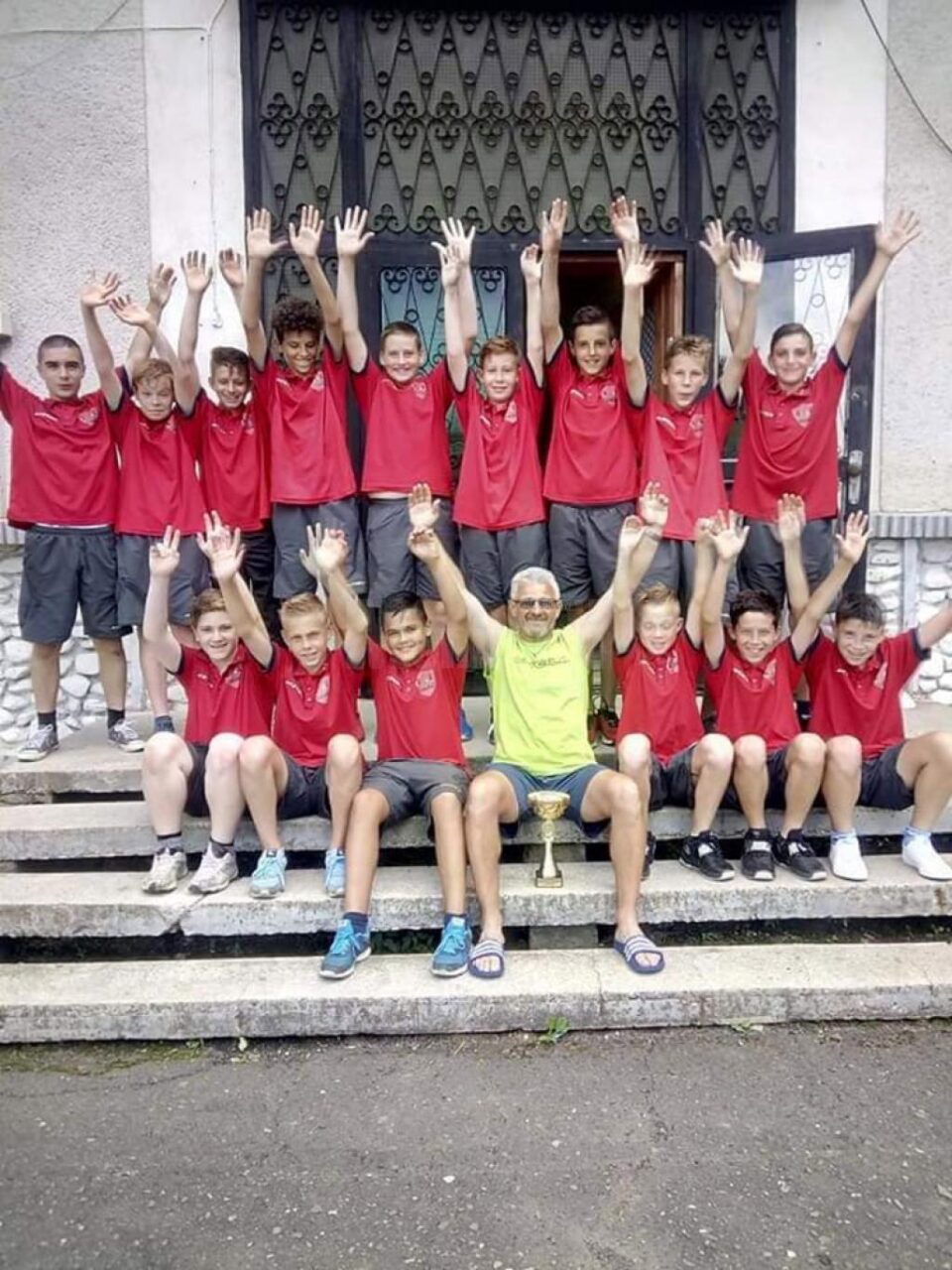 Micii fotbaliști de la Junior Câmpulung Moldovenesc s-au calificat pentru Liga Elitelor Under 15 Micii fotbaliști de la Junior Câmpulung Moldovenesc s-au calificat pentru Liga Elitelor Under 15