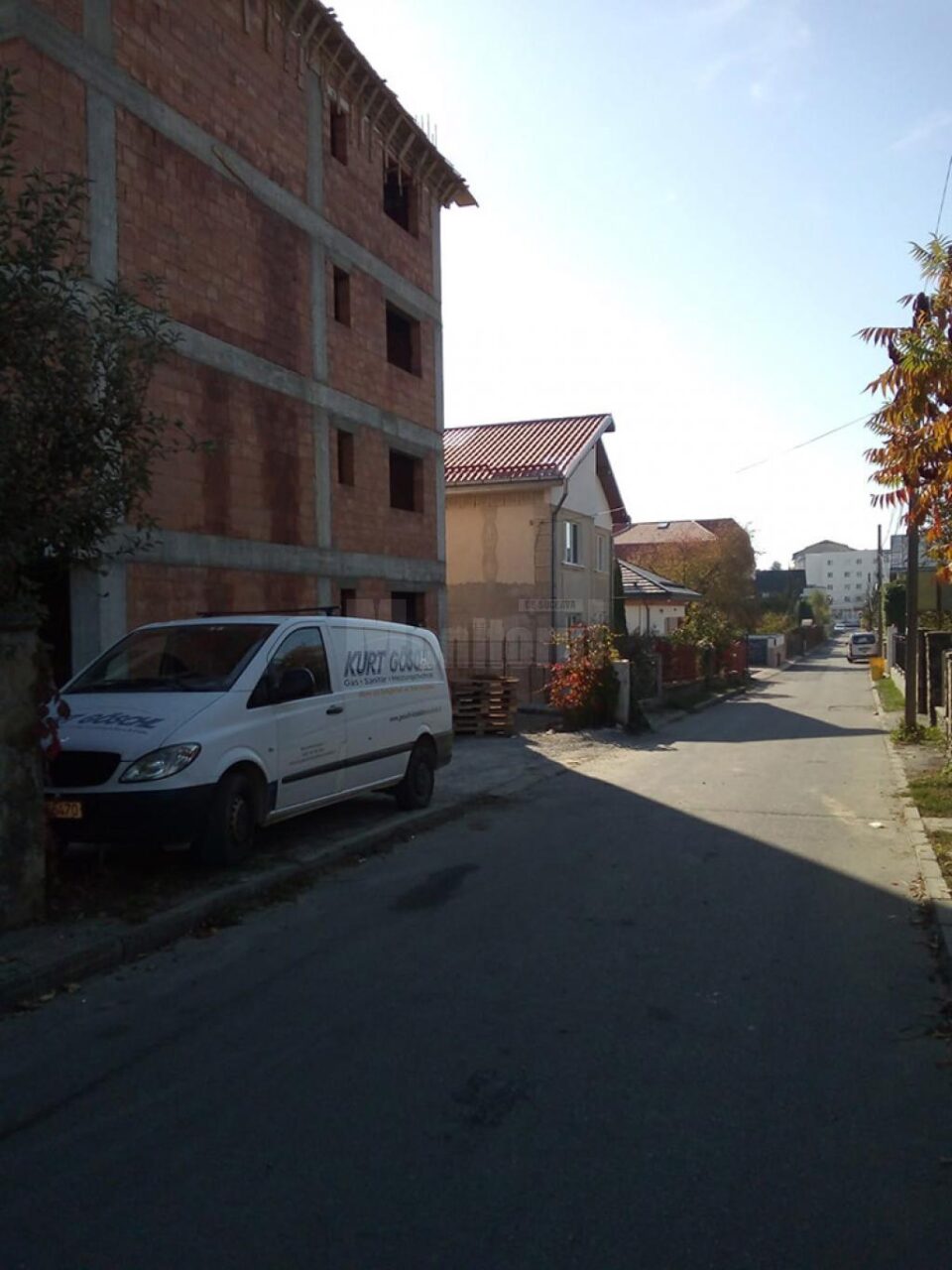 Pe strada puțin mai lată decât o alee, Dionisie Para, sunt numai case