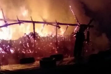 Un incendiu puternic a distrus o gospodărie la Botoșana. În aceeași noapte, flăcările au afectat grav și o locuință din satul Gulia