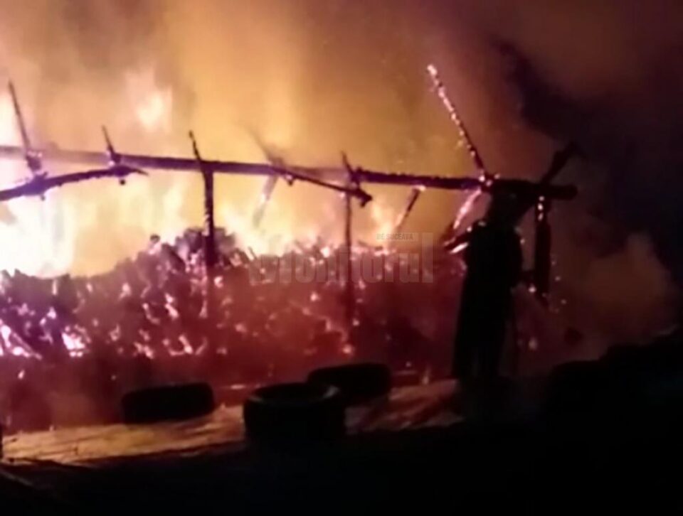 Un incendiu puternic a distrus o gospodărie la Botoșana. În aceeași noapte, flăcările au afectat grav și o locuință din satul Gulia