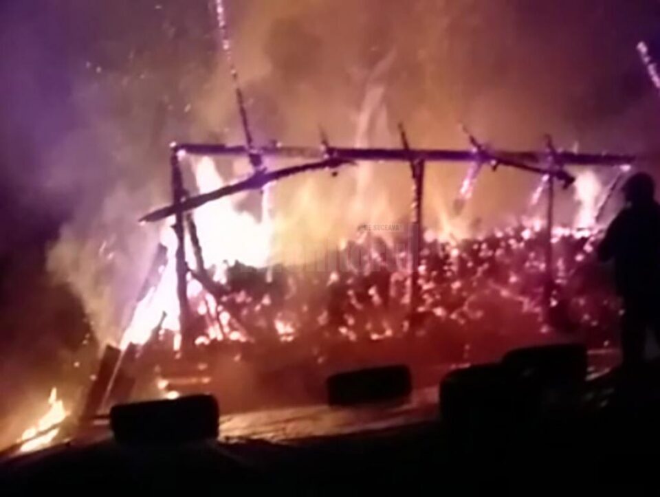 Un incendiu puternic a distrus o gospodărie la Botoșana. În aceeași noapte, flăcările au afectat grav și o locuință din satul Gulia