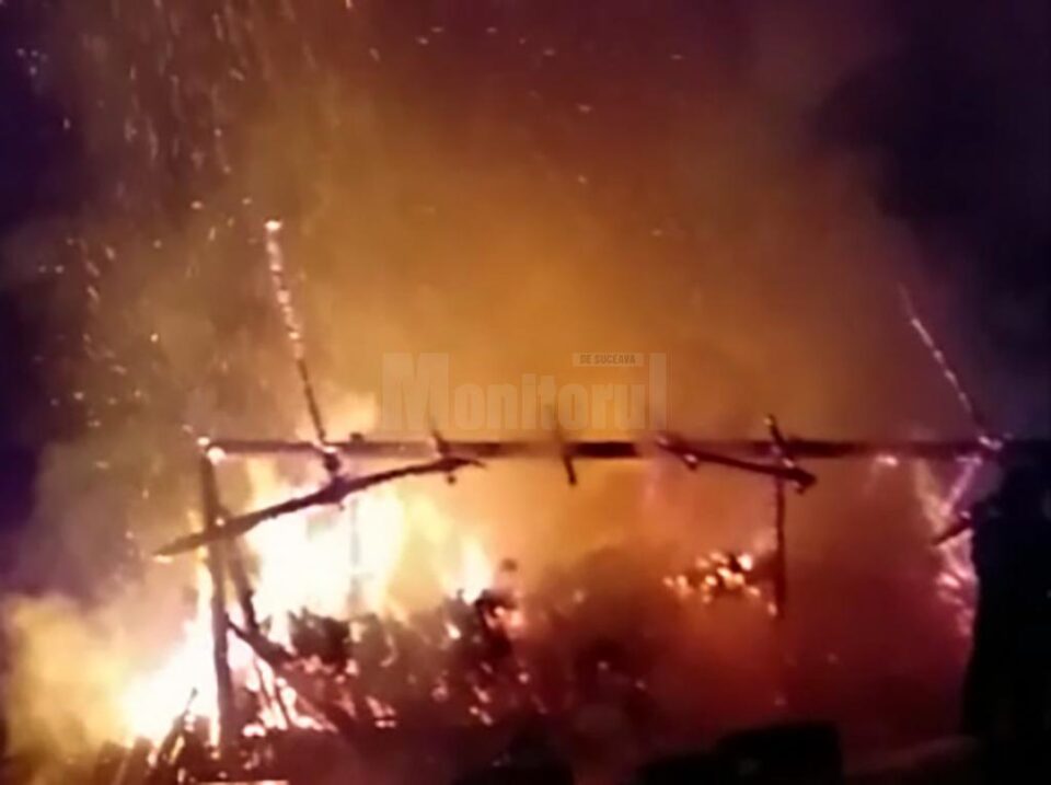 Un incendiu puternic a distrus o gospodărie la Botoșana. În aceeași noapte, flăcările au afectat grav și o locuință din satul Gulia