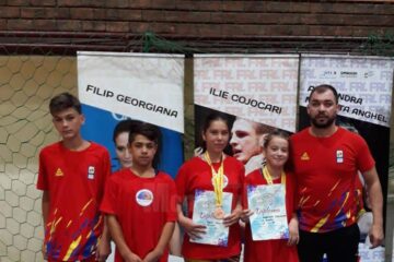 Antrenorul Petrică Bolohan, alături de sportivii săi