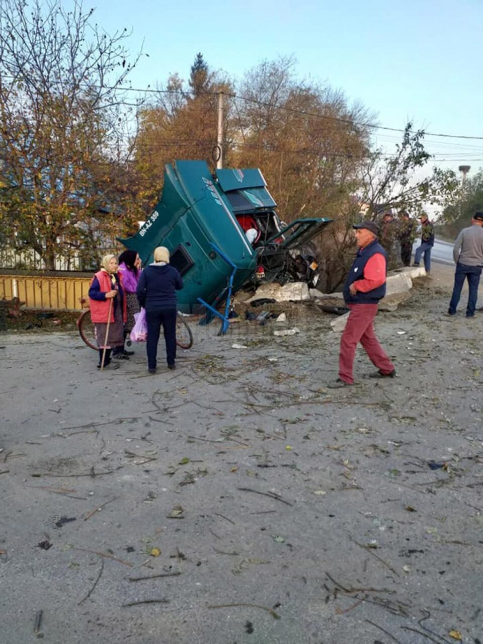 Impactul a fost violent, capul tractor desprinzându-se de semiremorcă și ajungând lângă gardul unei case