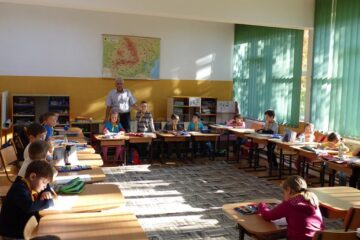 Elevii vor sta mai puține ore la școală Elevii vor sta mai puține ore la școală