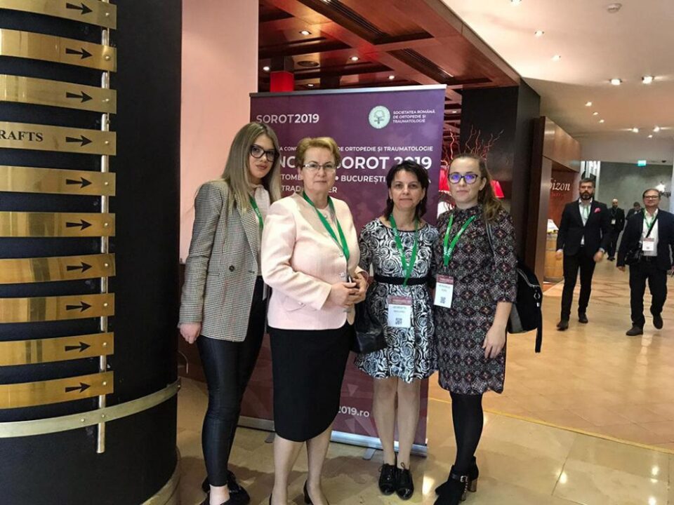 Asistente de la Ortopedie împreună cu directorul de îngrijiri medicale Doina Chirap, la Congres Asistente de la Ortopedie împreună cu directorul de îngrijiri medicale Doina Chirap, la Congres