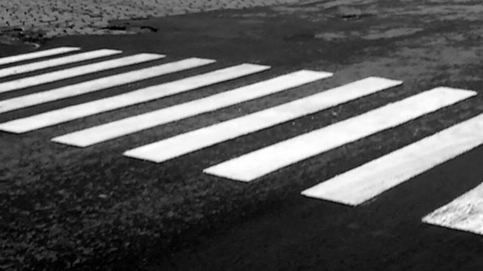 Fata se angajase în traversarea străzii pe o trecere de pietoni semnalizată cu indicator și marcaj rutier. Foto: www.monitorulcj.ro Fata se angajase în traversarea străzii pe o trecere de pietoni semnalizată cu indicator și marcaj rutier. Foto: www.monitorulcj.ro