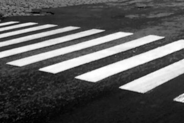 Fata se angajase în traversarea străzii pe o trecere de pietoni semnalizată cu indicator și marcaj rutier. Foto: www.monitorulcj.ro