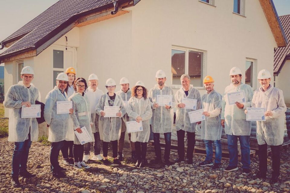 Marian Andronache și echipa PMP, voluntari la un proiect de renovare și construire a unor locuințe sociale