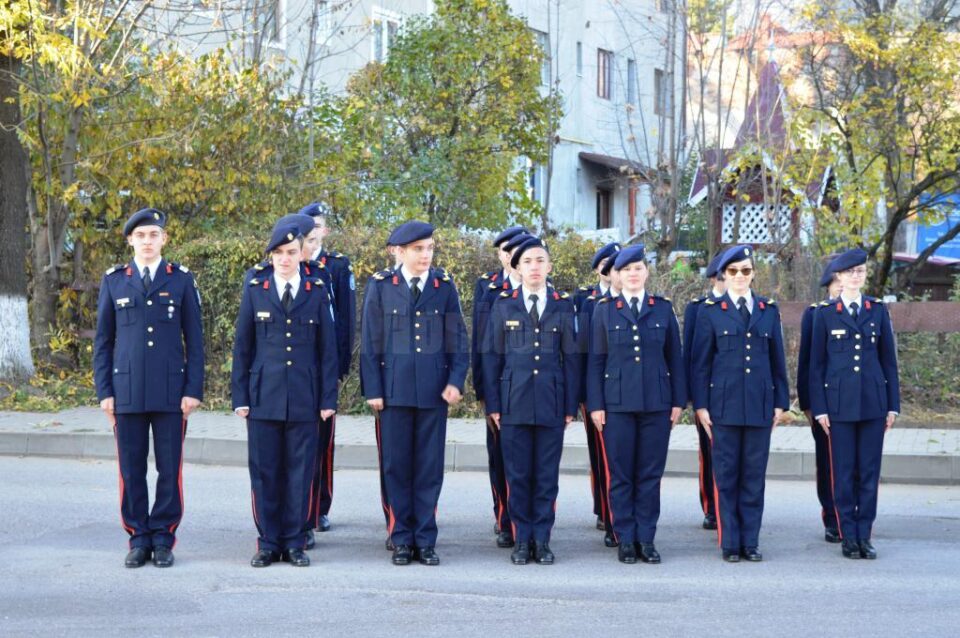 Elevii militari câmpulungeni au sărbătorit Ziua Armatei României