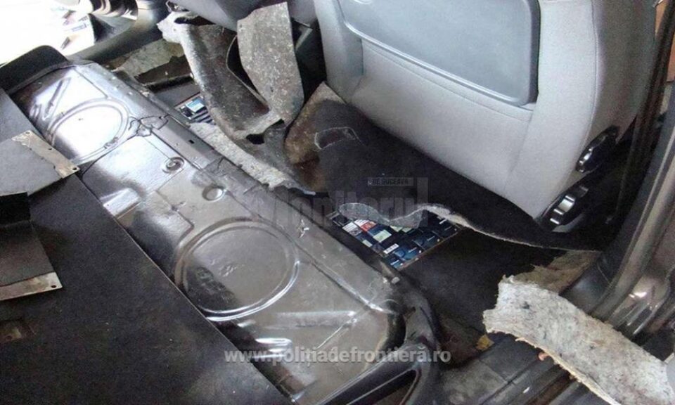 Echipa de control a descoperit în podeaua autoturismului 2.400 de pachete cu țigări de proveniență ucraineană Echipa de control a descoperit în podeaua autoturismului 2.400 de pachete cu țigări de proveniență ucraineană