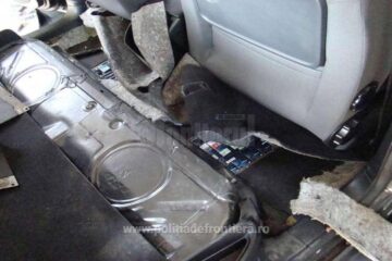 Echipa de control a descoperit în podeaua autoturismului 2.400 de pachete cu țigări de proveniență ucraineană