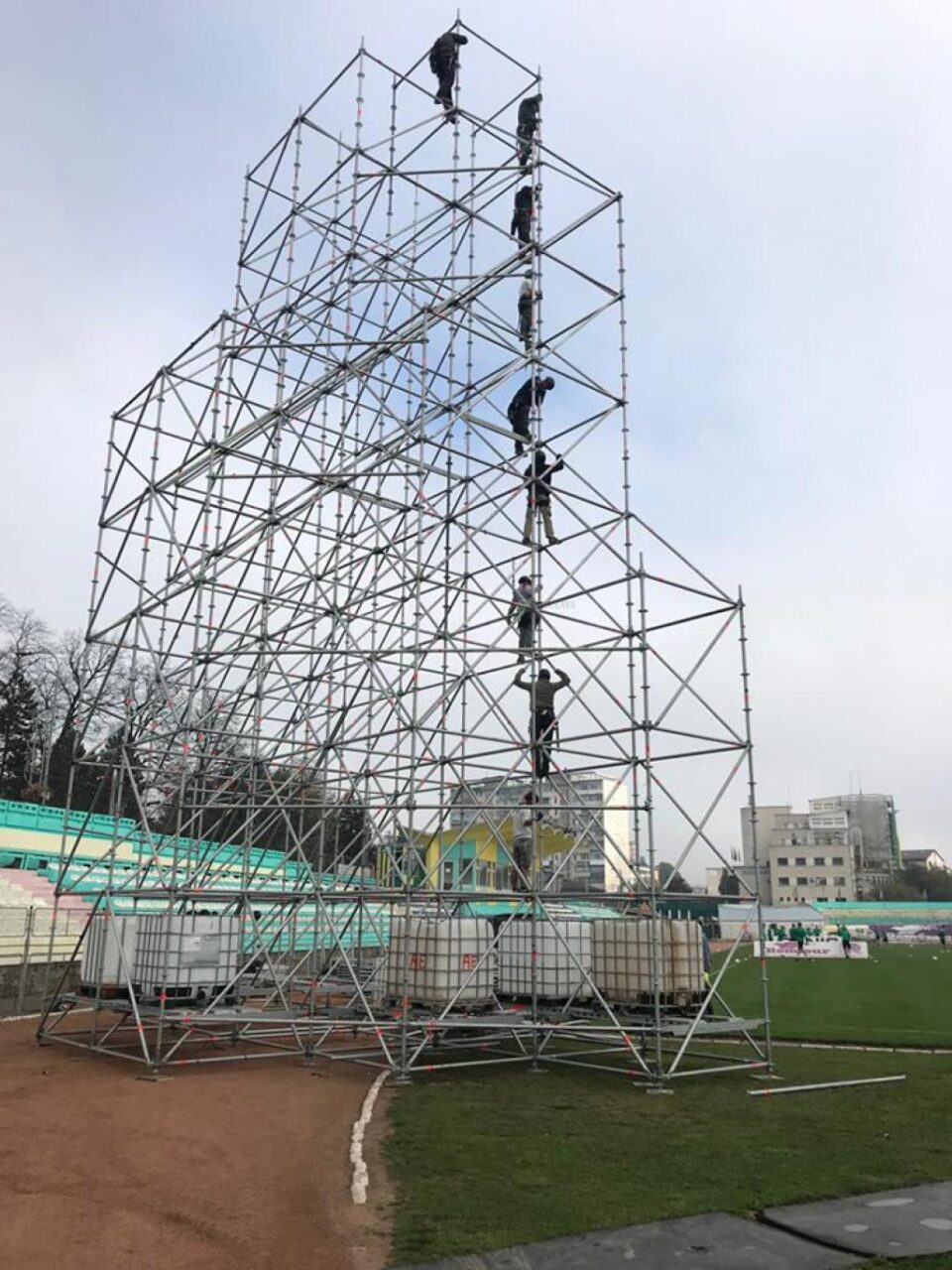 Se lucrează de zor la montarea nocturnei pe stadionul Areni