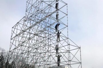 Se lucrează de zor la montarea nocturnei pe stadionul Areni