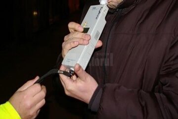 Tânărul a fost testat cu aparatul etilotest, rezultatul fiind de 0,97 mg/l alcool pur în aerul expirat