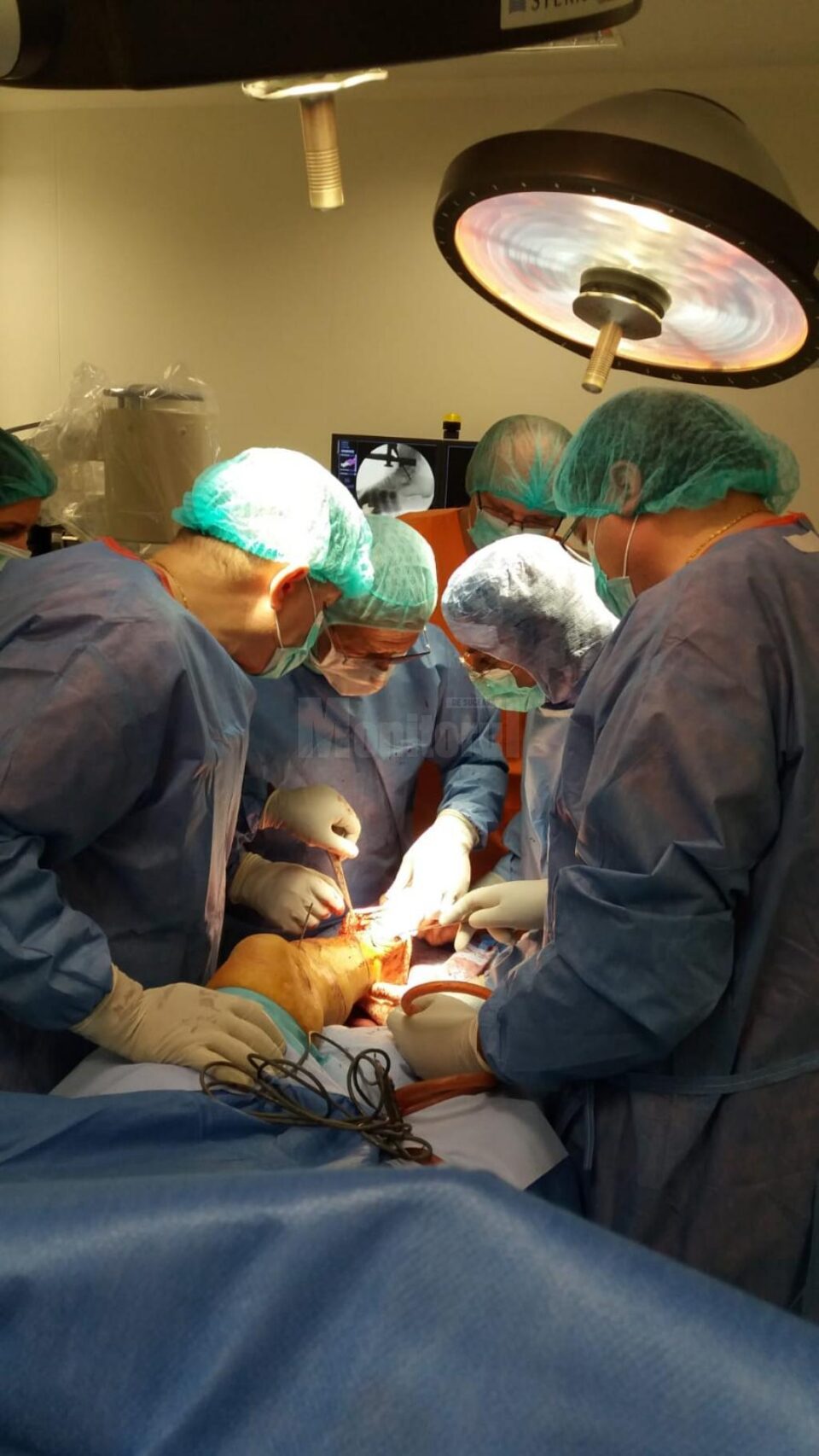 Echipa de ortopezi de la Spitalul de Urgență Suceava, în sala de operație cu dr. Ramadani Echipa de ortopezi de la Spitalul de Urgență Suceava, în sala de operație cu dr. Ramadani