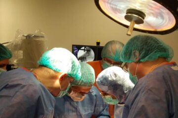 Echipa de ortopezi de la Spitalul de Urgență Suceava, în sala de operație cu dr. Ramadani