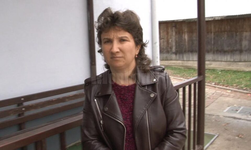 Directoarea școlii, Mihaela Grijincu, spune că nu a sunat la 112 pentru că fetița trebuia să fie însoțită la spital de unul dintre părinți