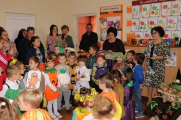”Carnavalul Toamnei”, încununarea muncii de o lună a copiilor din Grădinița Vicovu de Jos