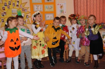 Scena de joaca din cadrul programului artistic pregatit de micuti