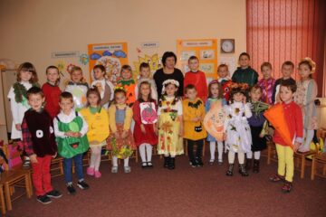 Grupa educatoarei Elena Galan, în care copiii sunt costumați în roadele toamnei