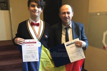 Dragoș Sîrghi, alături de profesorul Petru Crăciun