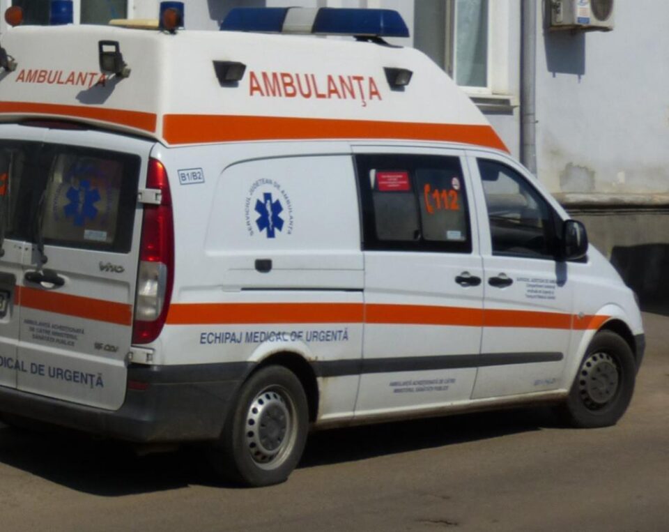 Din păcate, medicii de pe ambulanța care a ajuns la fața locului nu au putut face altceva decât să constate decesul Din păcate, medicii de pe ambulanța care a ajuns la fața locului nu au putut face altceva decât să constate decesul