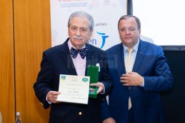 Gheorghe Flutur i-a înmânat profesorului Eliot Sorel distincția Meritul Bucovinei